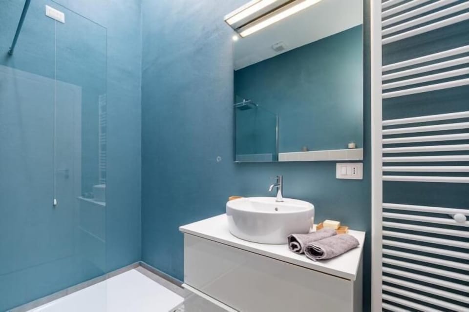Studio | Bathroom | Shower, hair dryer, bidet, towels