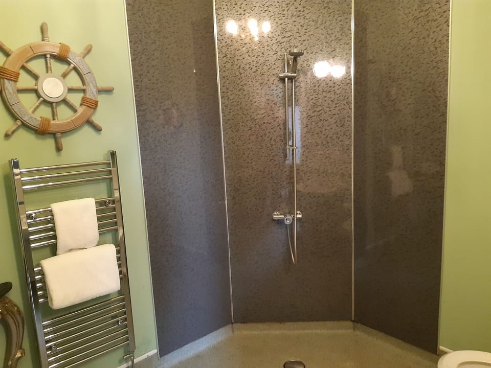 Superior Twin Room (Accessible) | Bathroom | Free toiletries, hair dryer, towels, soap