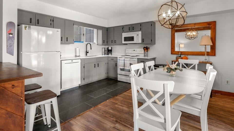 Condo, 3 Bedrooms | Private kitchen | Fridge, oven, coffee/tea maker, toaster