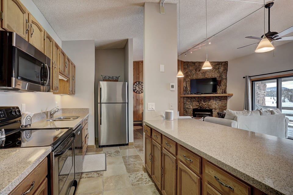 Condo, 2 Bedrooms | Private kitchen | Fridge, microwave, oven, dishwasher