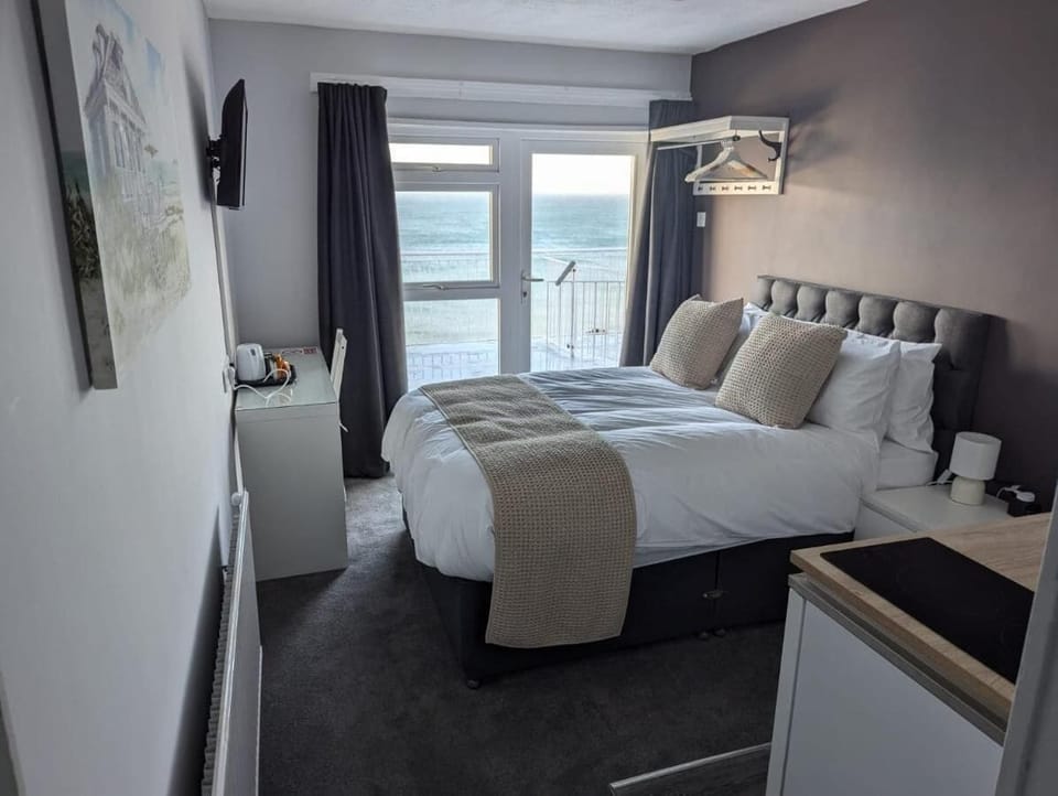 Deluxe Double Room, Balcony, Sea View | Desk, laptop workspace, blackout drapes, iron/ironing board
