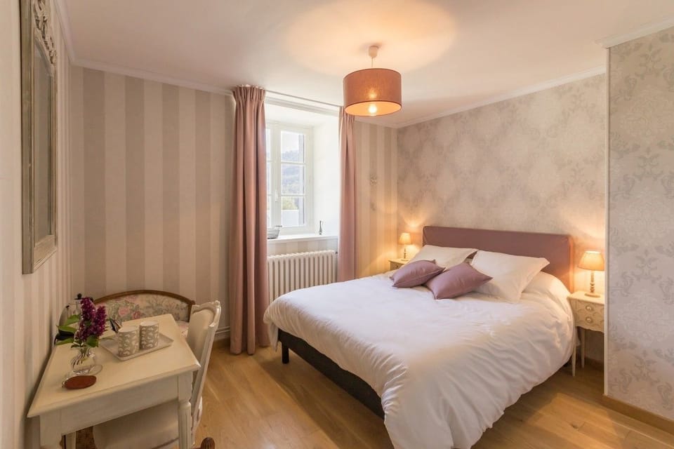 Romantic Double Room, 1 Queen Bed, Non Smoking, Mountain View (Romantique) | Individually decorated, individually furnished, desk, laptop workspace