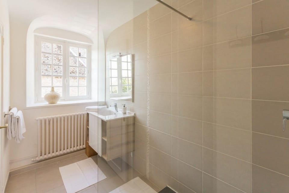 Romantic Double Room, 1 Queen Bed, Non Smoking, Mountain View (Romantique) | Bathroom | Shower, free toiletries, hair dryer, towels