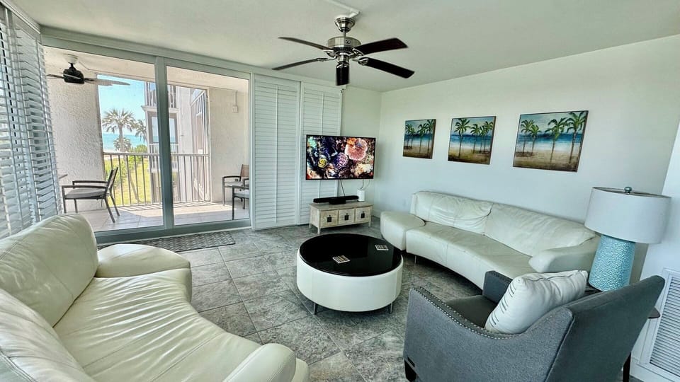 Seating for 7 - 2 leather sofas, Smart TV