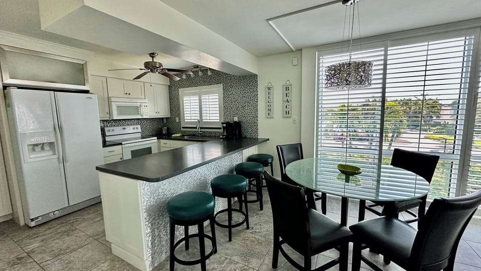 Fully-equipped kitchen; bar seating for 4.