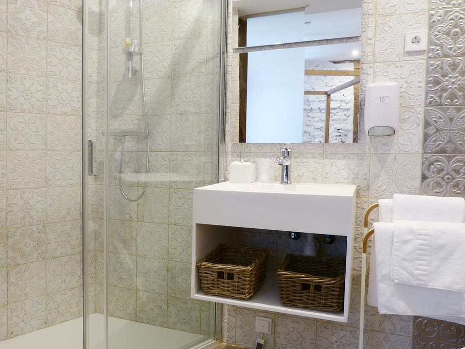 Superior Double Room (Alhondiga) | Bathroom | Shower, towels