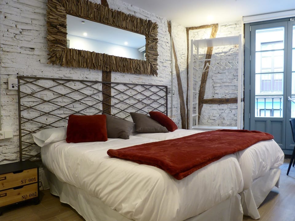 Deluxe Twin Room (Zazpi Kale) | 1 bedroom, premium bedding, down comforters, Select Comfort beds