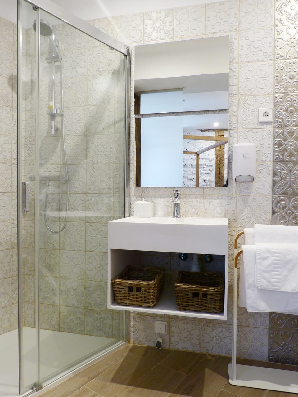 Superior Double Room (Alhondiga) | Bathroom | Shower, towels