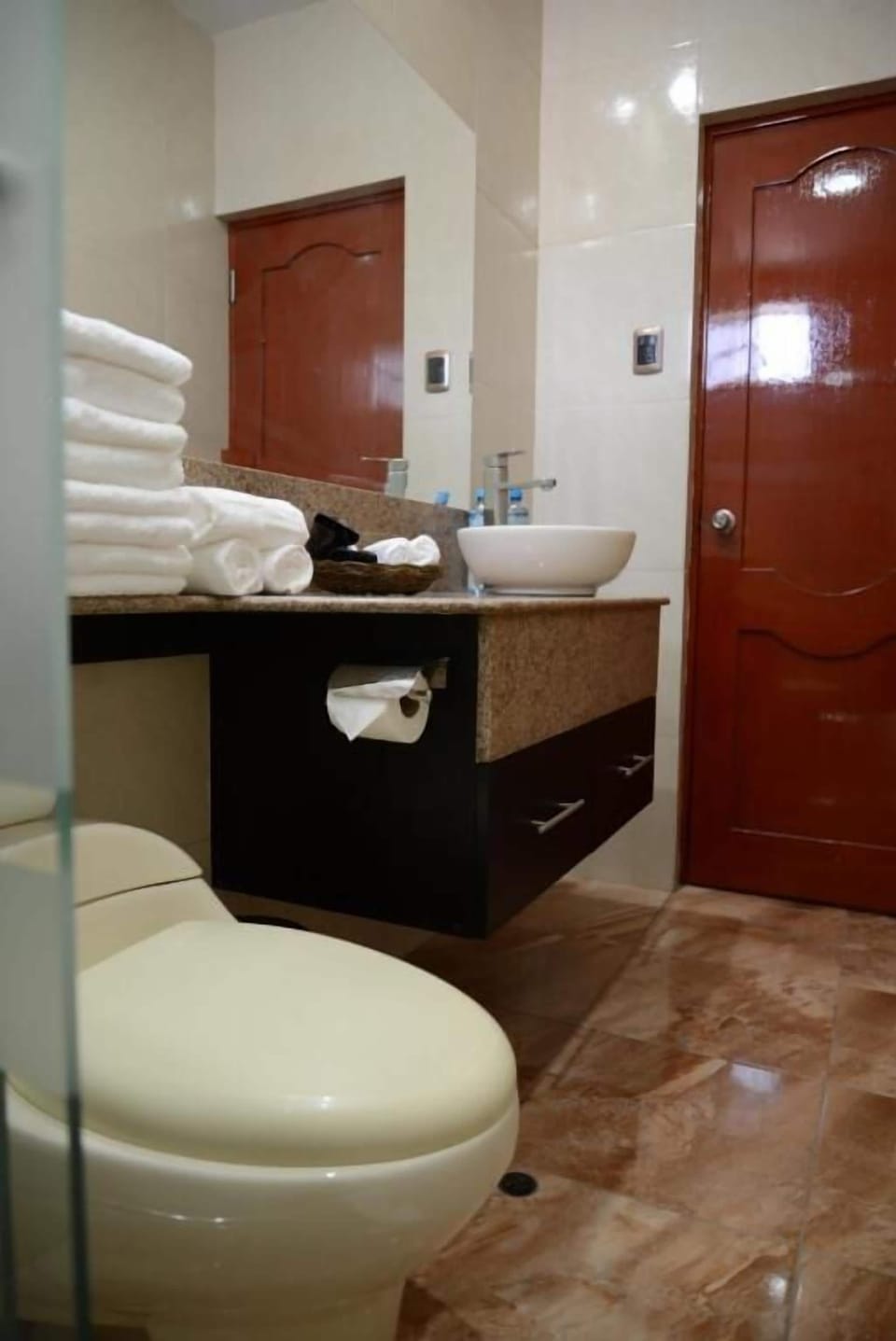 Shower, rainfall showerhead, free toiletries, hair dryer