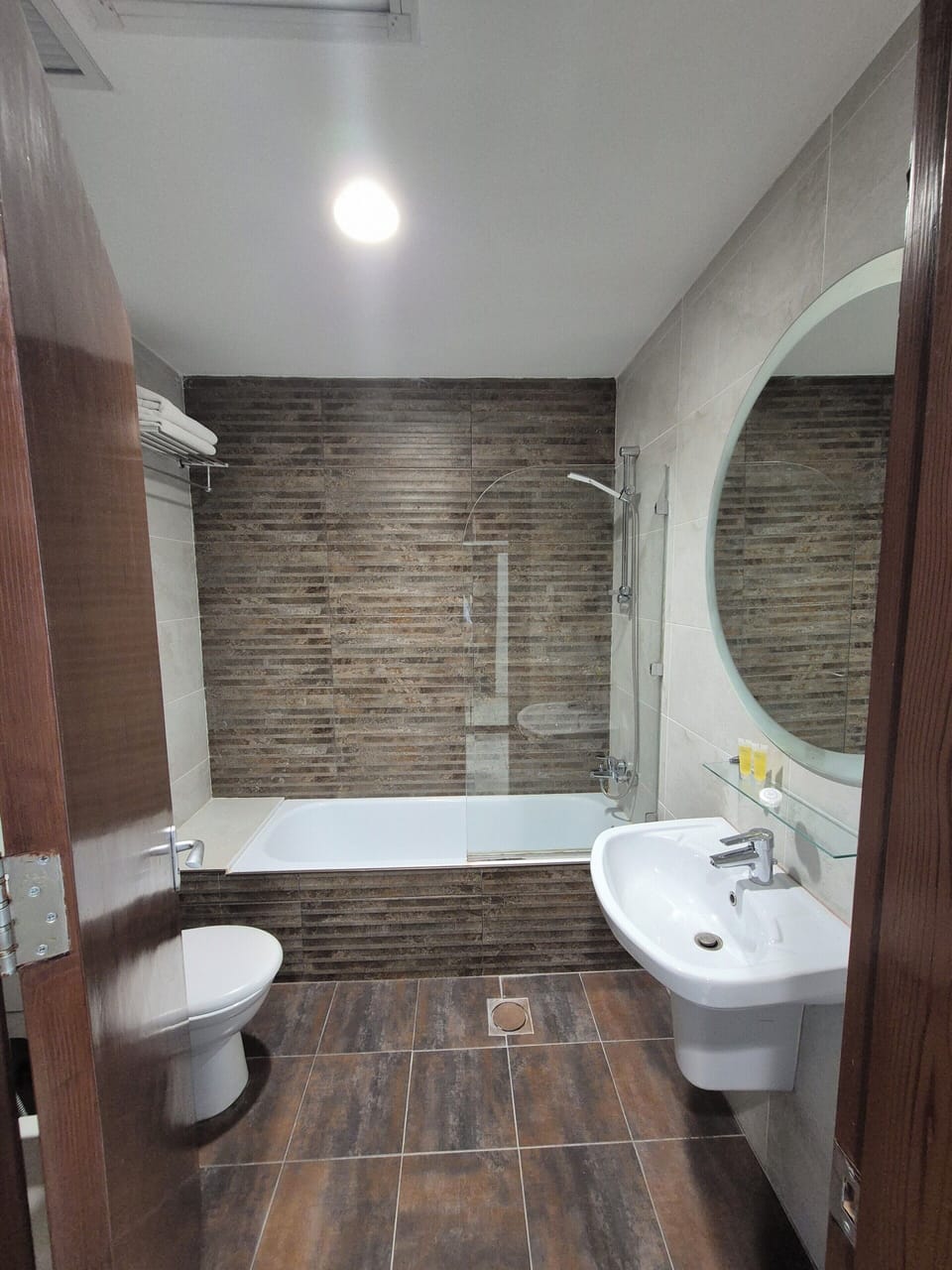 Royal Room | Bathroom | Free toiletries, hair dryer, slippers, bidet