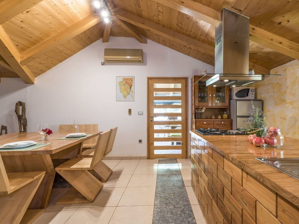 Room, Property, Countertop, Building, Interior Design, Ceiling, Beam, Furniture, Wood, Floor