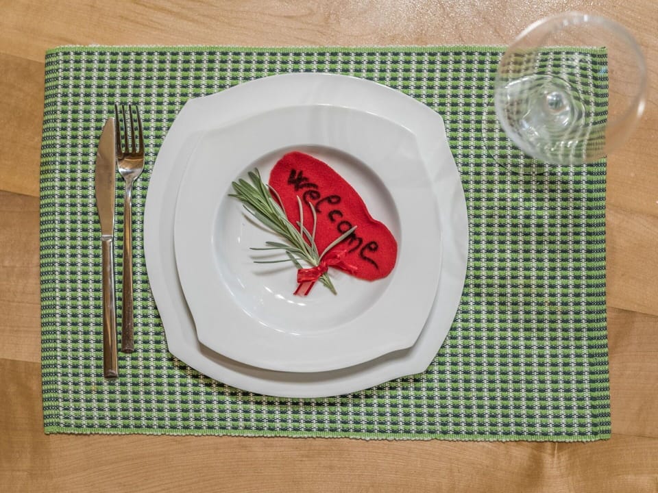 Placemat, Dishware, Plate, Tablecloth, Tableware, Linens, Textile