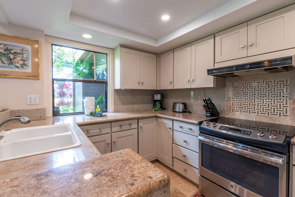 Full-size Appliances in Fully Equipped Kitchen.