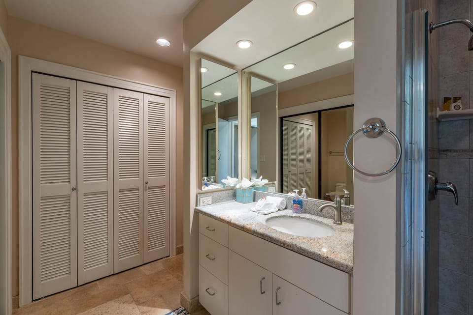 For added convenience, a laundry closet with a washer and dryer is discreetly located within the ensuite bathroom, making it easy to keep your wardrobe fresh during your stay.