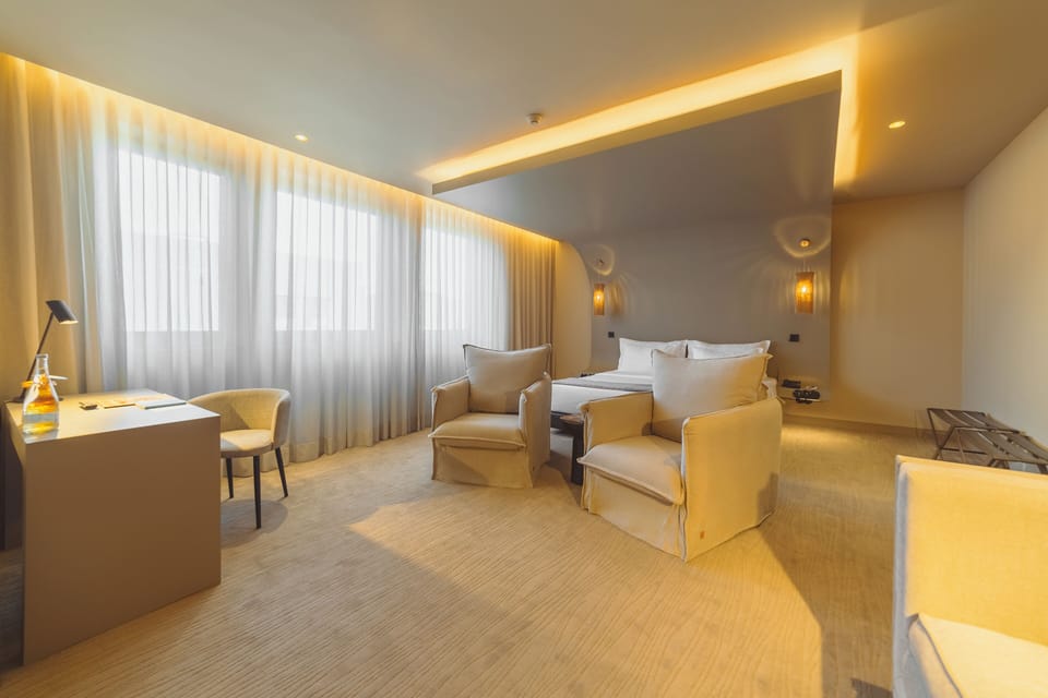 Suite | In-room safe, blackout drapes, soundproofing, iron/ironing board
