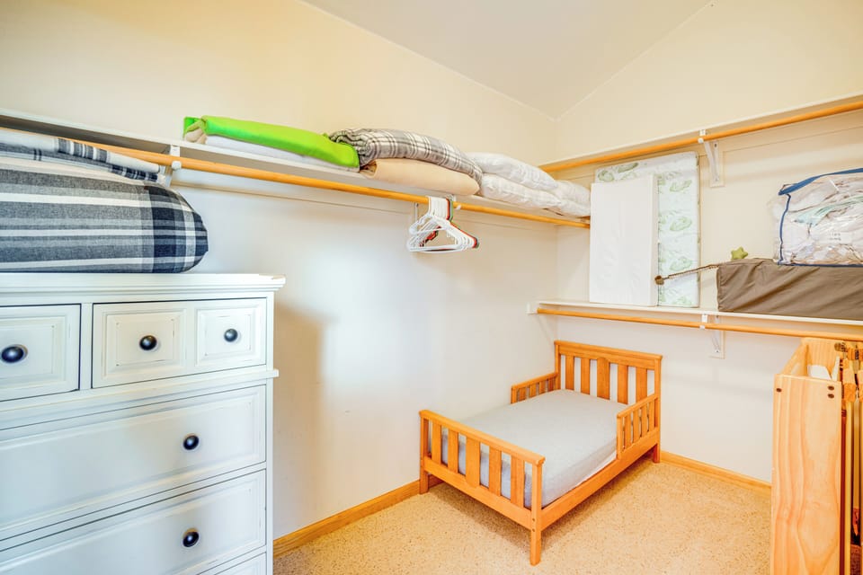 Walk-in Closet | Toddler Bed