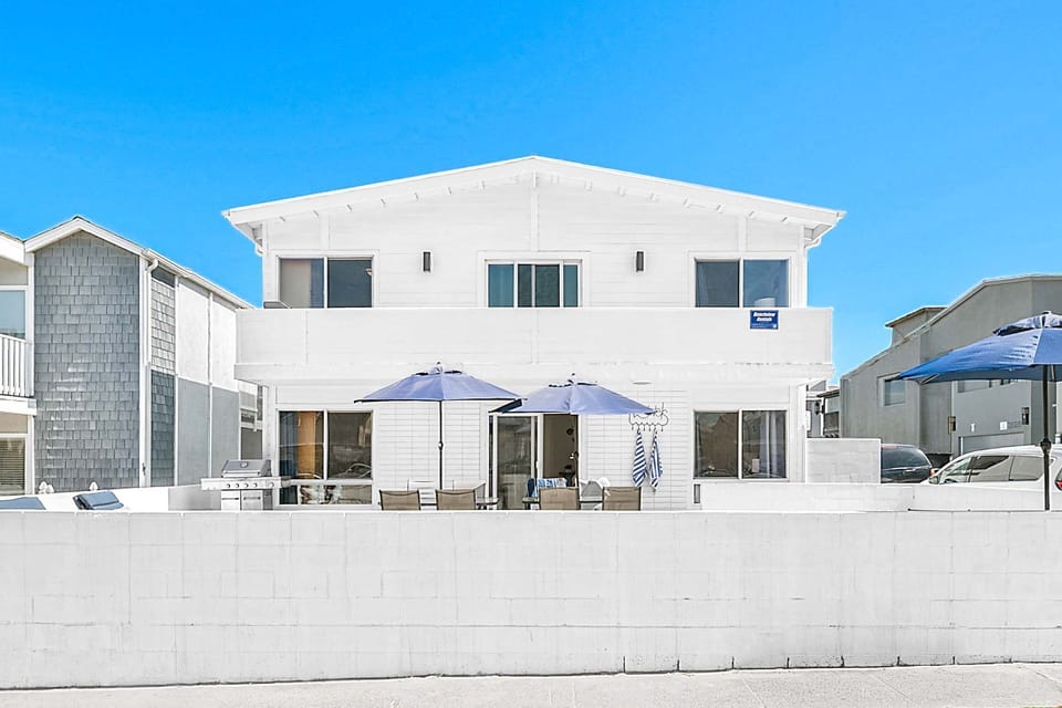This listing pertains to the downstairs unit only. The upstairs 5bed/3ba can be booked simultaneously, when available
                