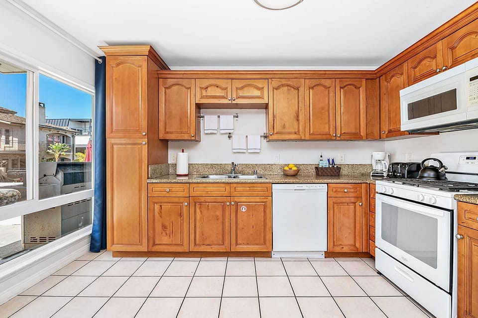Kitchen is stocked with dishes, cooking, baking and meal prep gear. All standard large and small appliances included. Guests must provide their own food, drinks, spices, and condiments
                