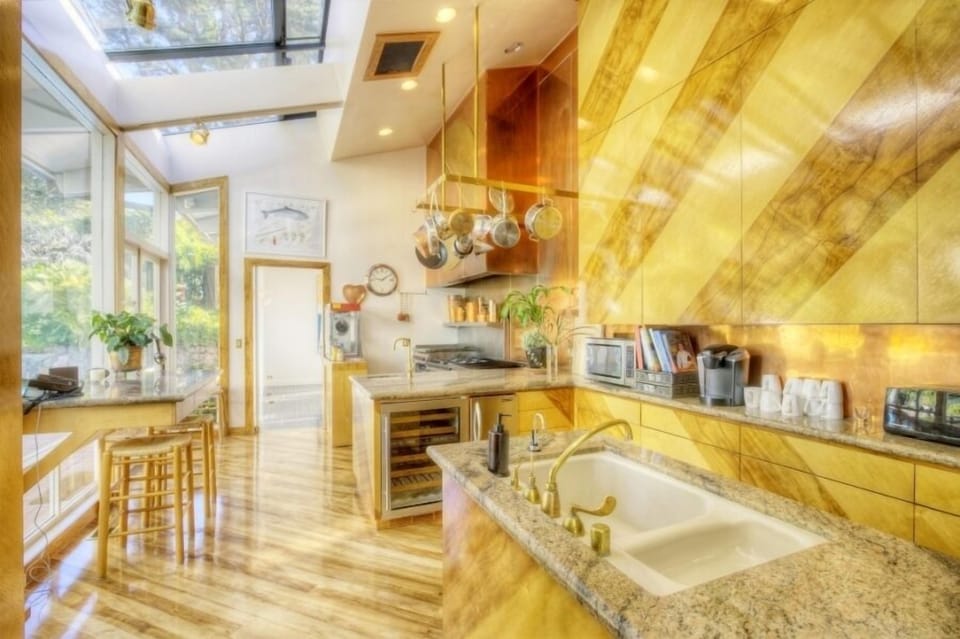 Kitchen with restaurant grade cooking equipment.