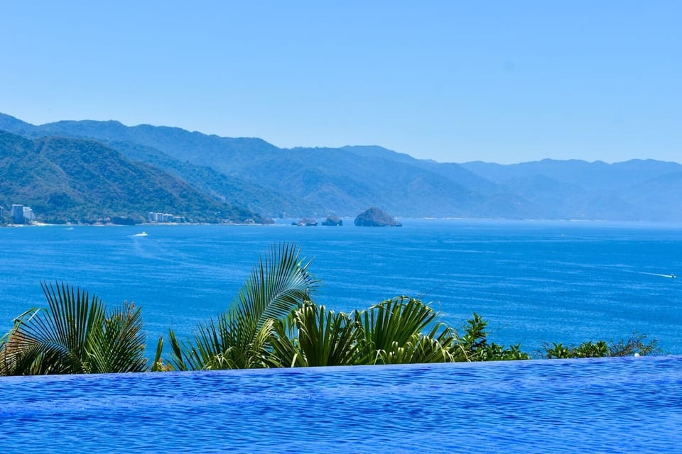 Infinity pool with stunning views of the south bay and the  famous Arcos rocks