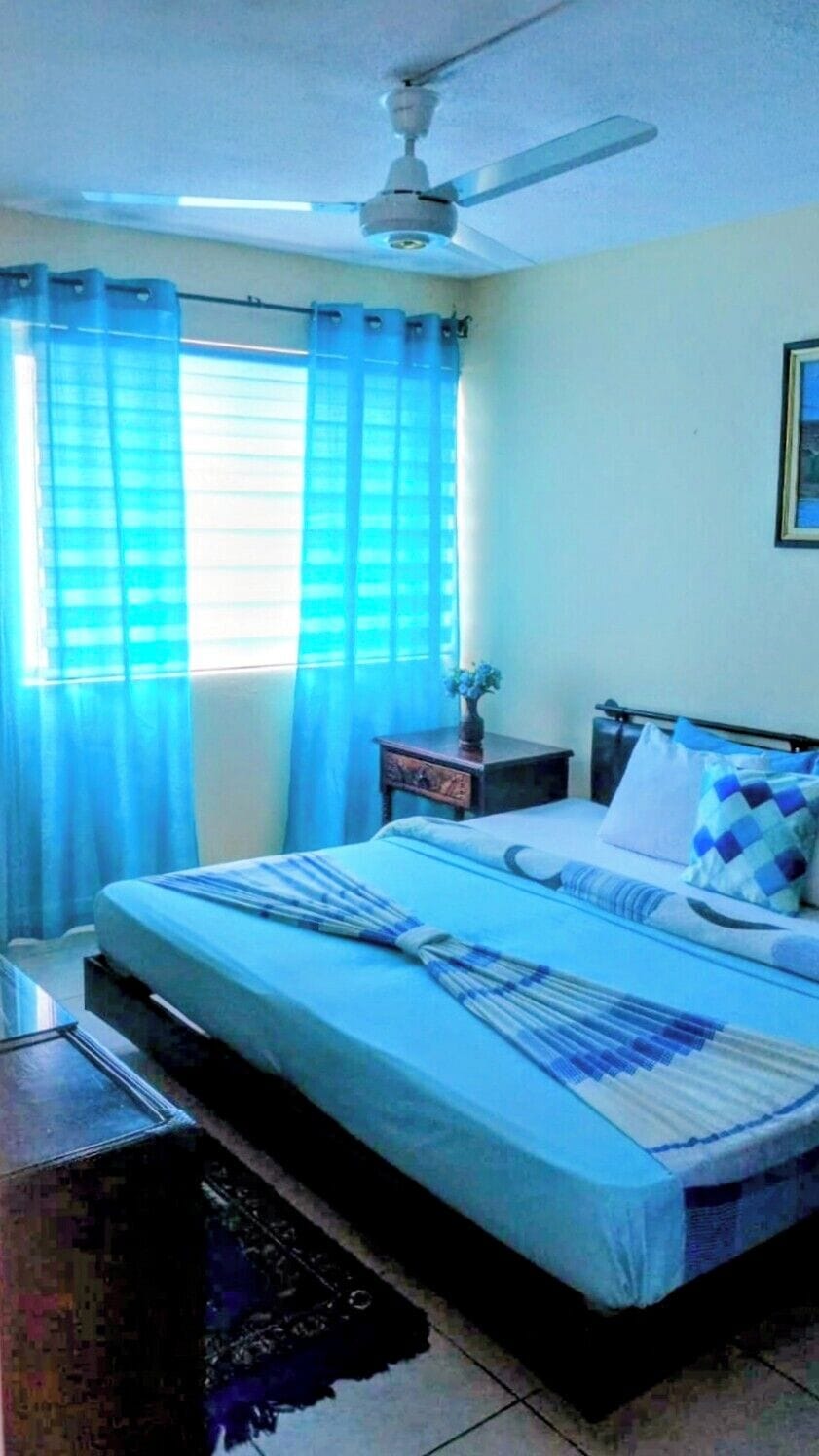 King-size bedroom 