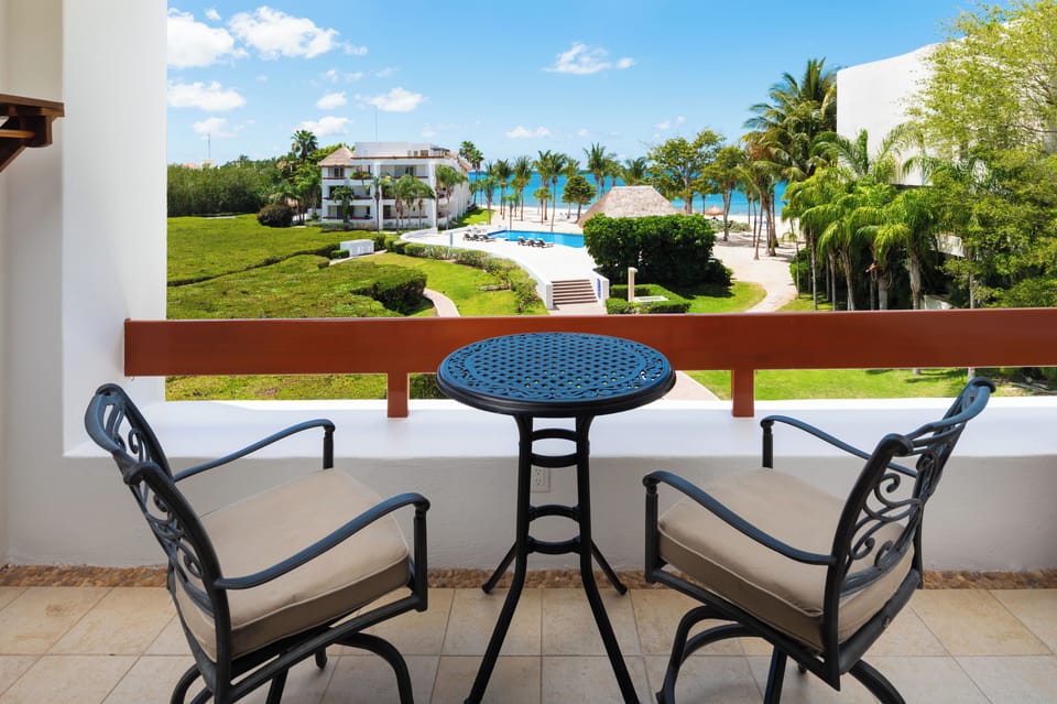 Comfy swivel chairs to enjoy the view on your private patio