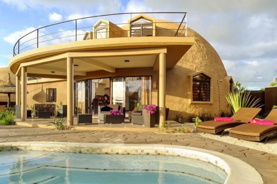 Pool & Veranda