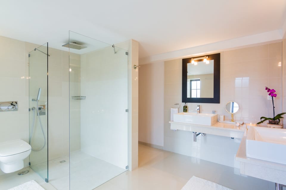 Modern en-suite bathroom - main bedroom