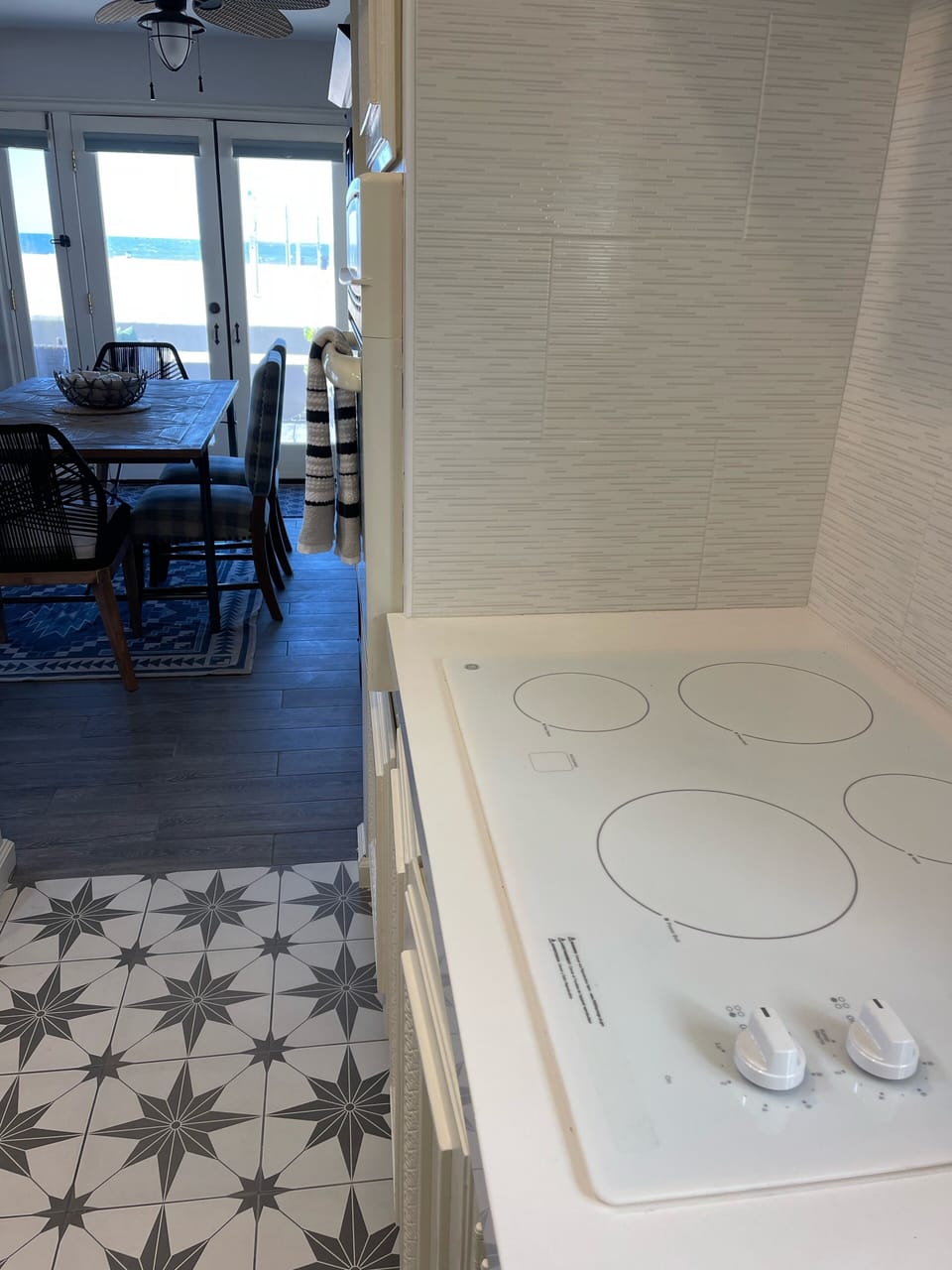 Brand new wjite glass Electric cook top.  The oven is natural gas.  