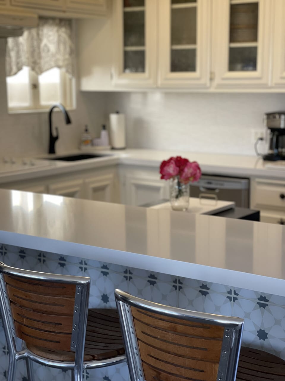 Fab kitchen refresh! Classic beach cabinets with pure white Quartz counters. 