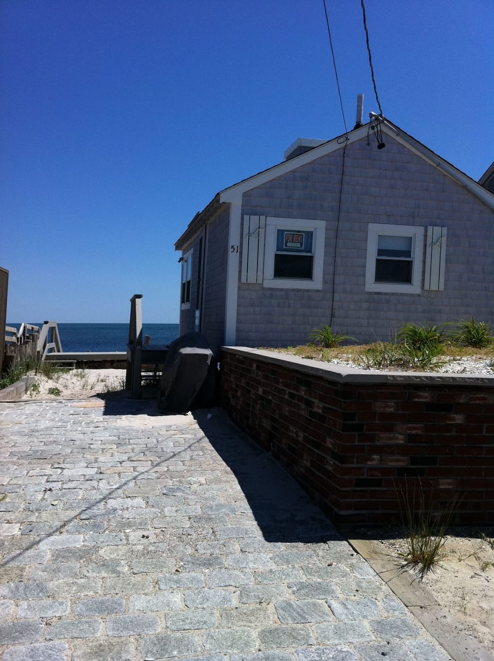 private cobble  driveway for offstreet parking with this free standing cottage