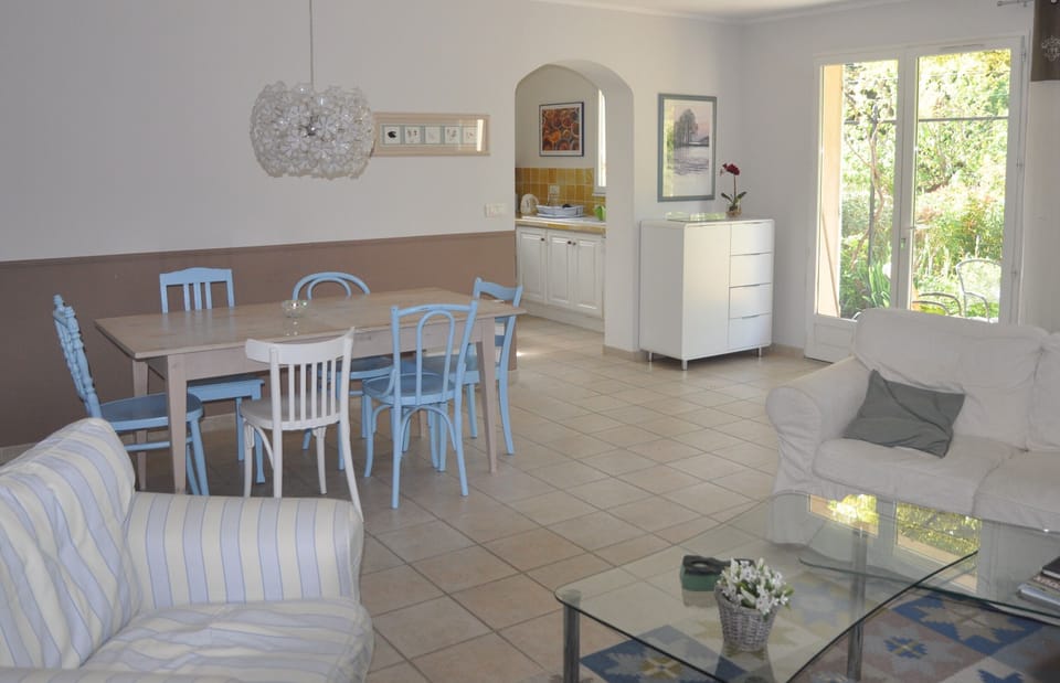 lounge and dining