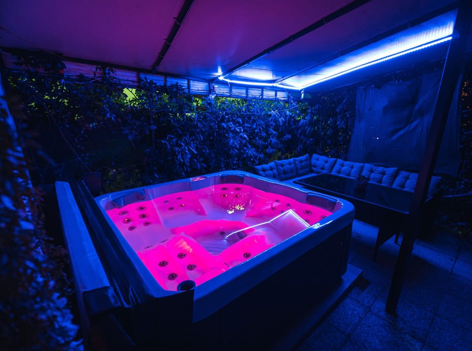 Indoor spa tub