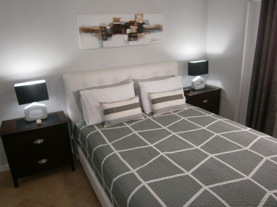 BR #3. En suite bath, Queen, A/C, ceiling fan, safe, closet, nice linens.