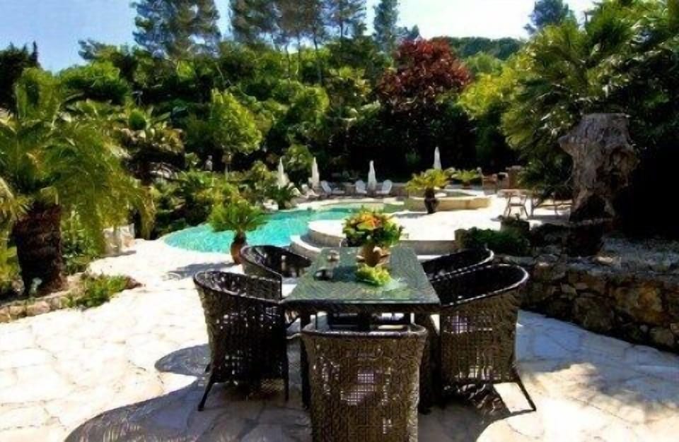 The pool area in Villa Malou! 