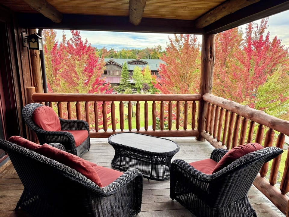 Large Corner Balcony - Great Views!