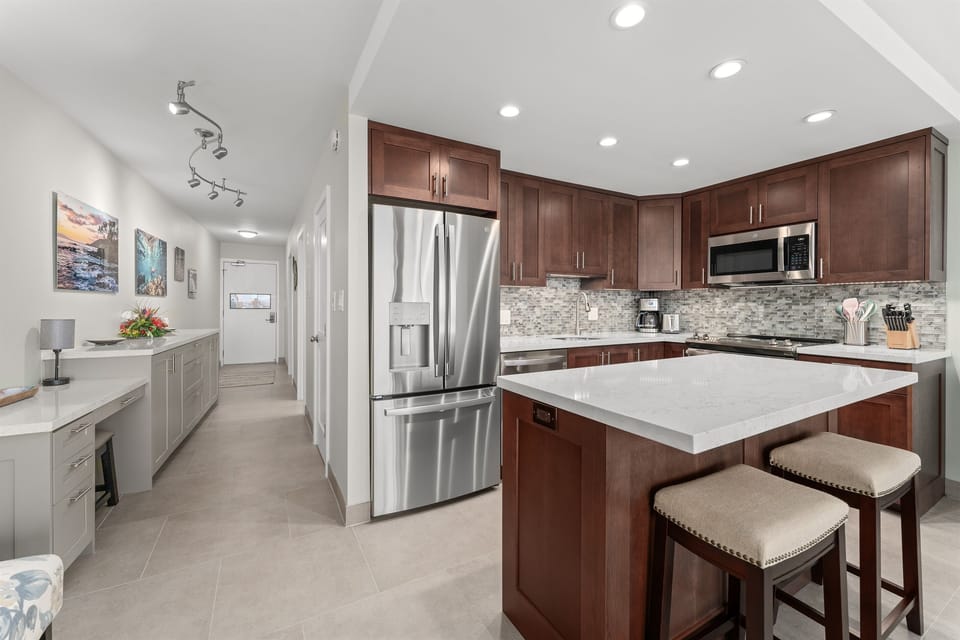 French-door refrigerator with water dispenser & ice maker.
