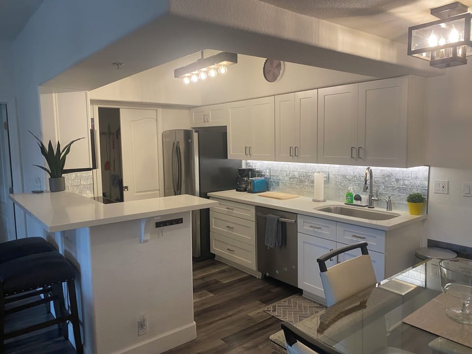 Full Kitchen and Dinning Area