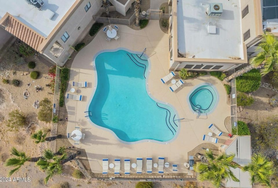Pool, Sauna, Gas Grill and Workout area. Great View-180 degree panoramic view