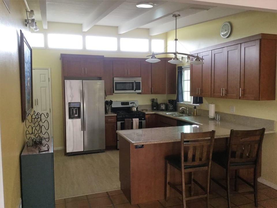 Fully equipped, updated kitchen with breakfast bar