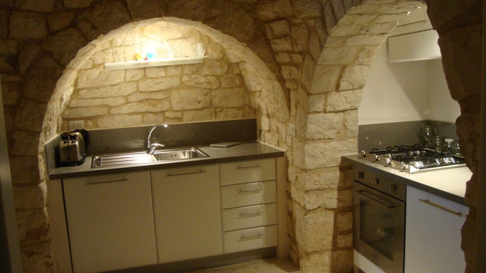 Kitchen - w/dishwasher, hob, oven, refrigerator (+ 1 additional), microwave etc