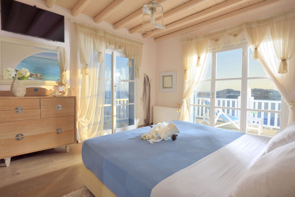 Master bedroom with private balcony and en-suite!