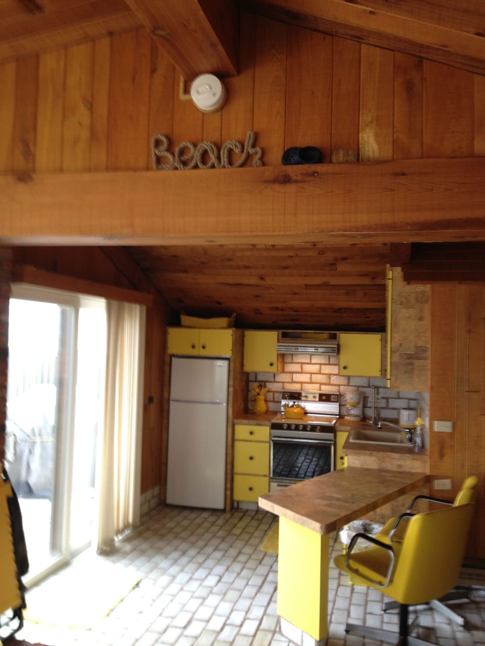 Fully equipped kitchen, oven/stove, toaster, microwave, trad&Keurig coffee makers 
