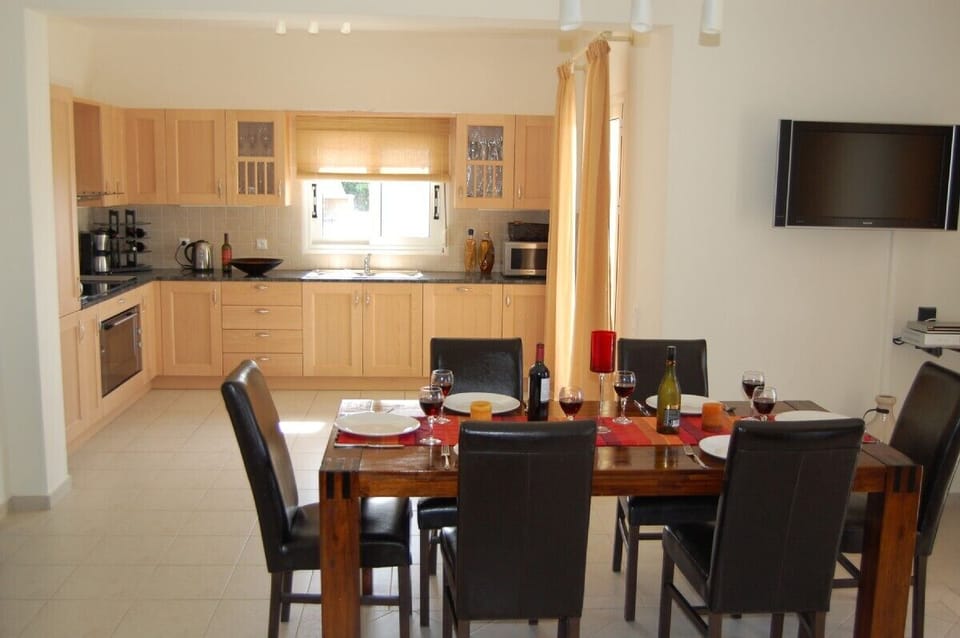 Villa Flora Kitchen and Dining Area