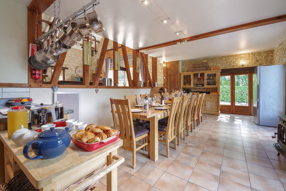 Well equipped kitchen with Joseph Joseph, Le Creuset and Scan pans
