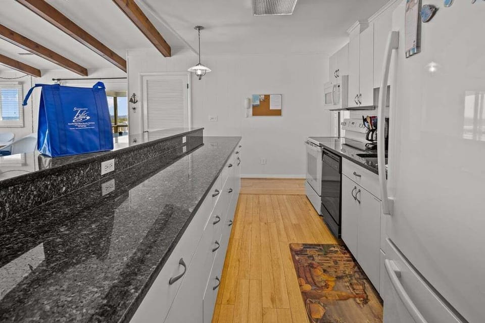Top-Level Kitchen with Bar (seats 4)