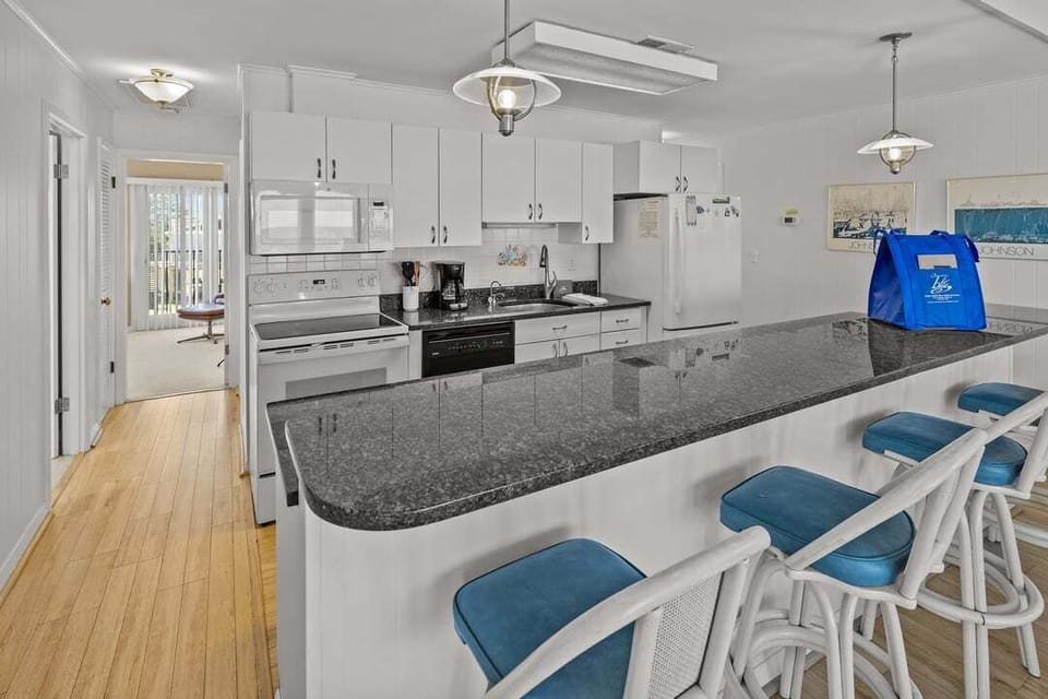 Top-Level Kitchen with Bar (seats 4)