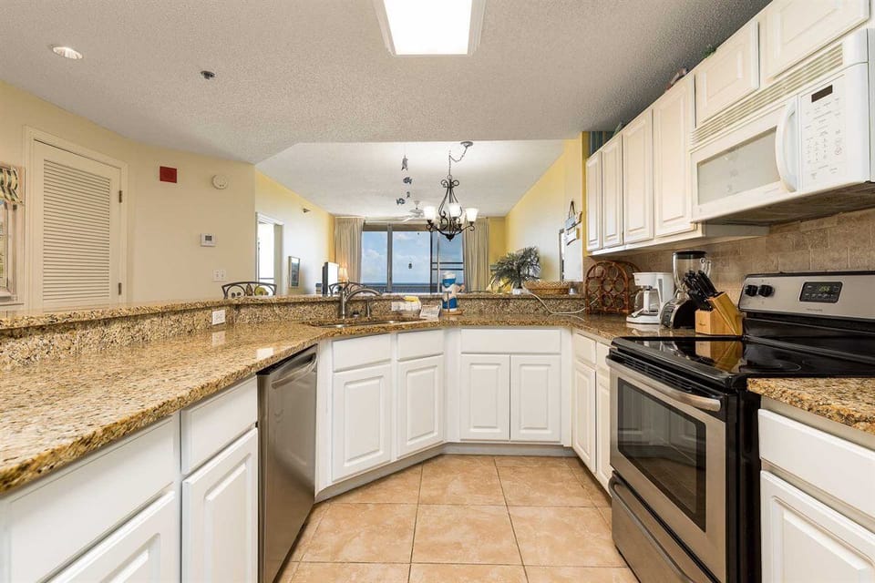 Kitchen w new granite countertops