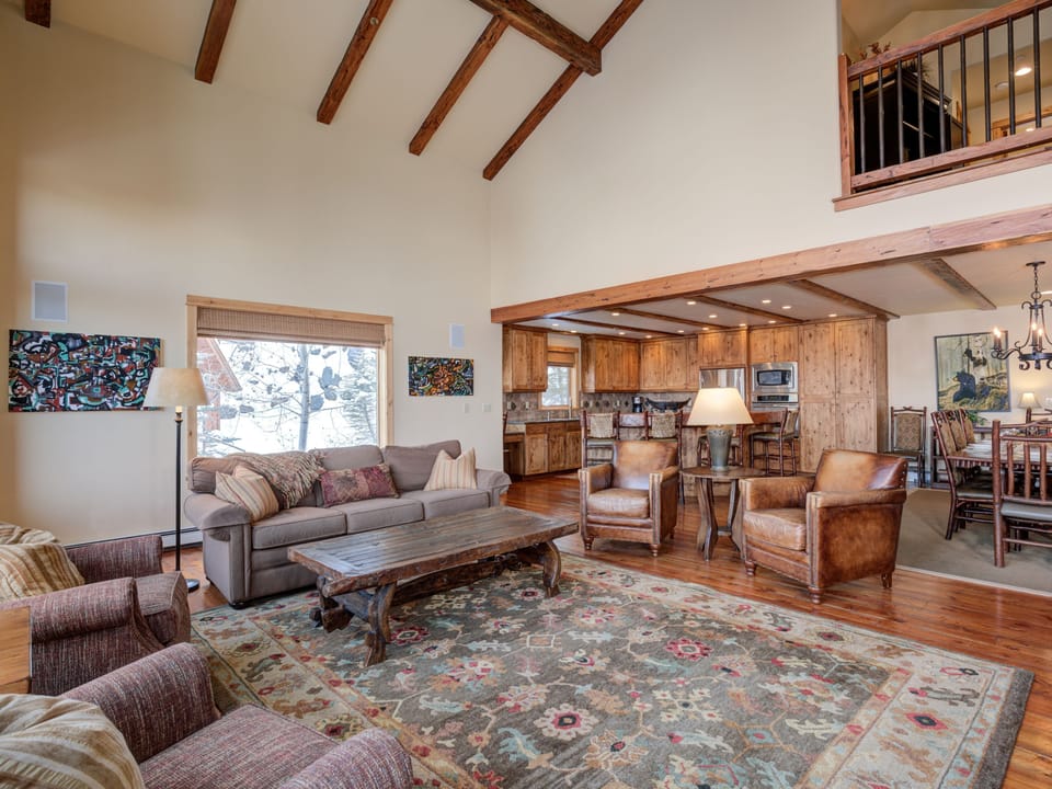 Black Eagle 31, Living Room, 2