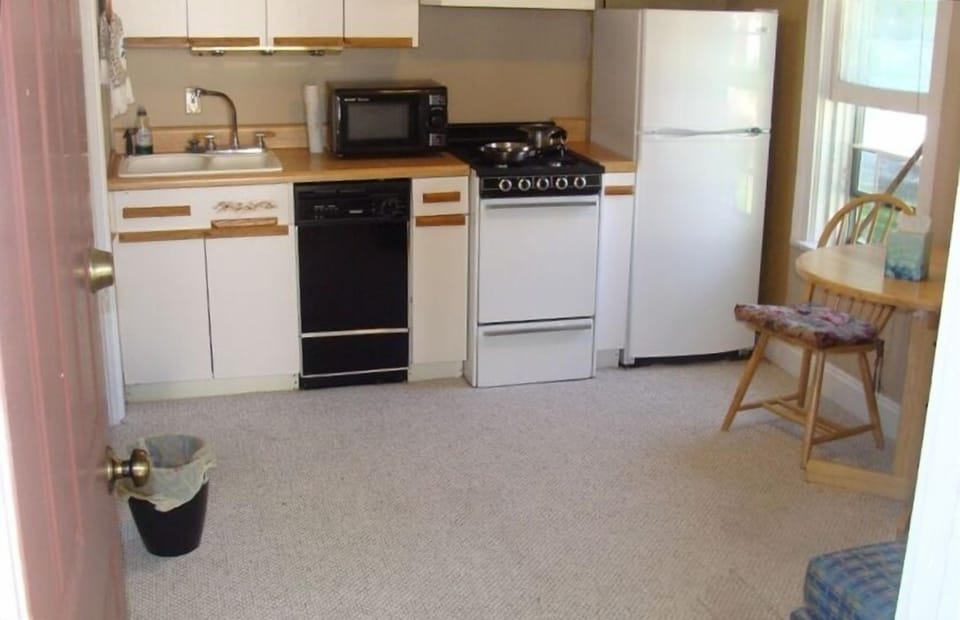 Kitchen & Sitting Area